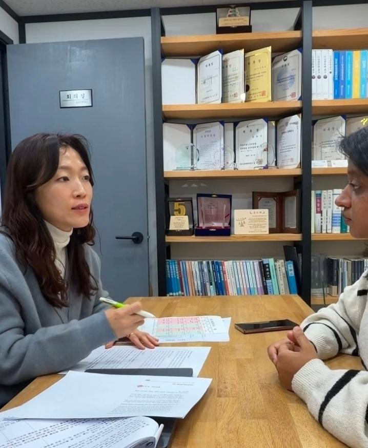 한국에서 진행 중인 변호사 법률 상담 장면