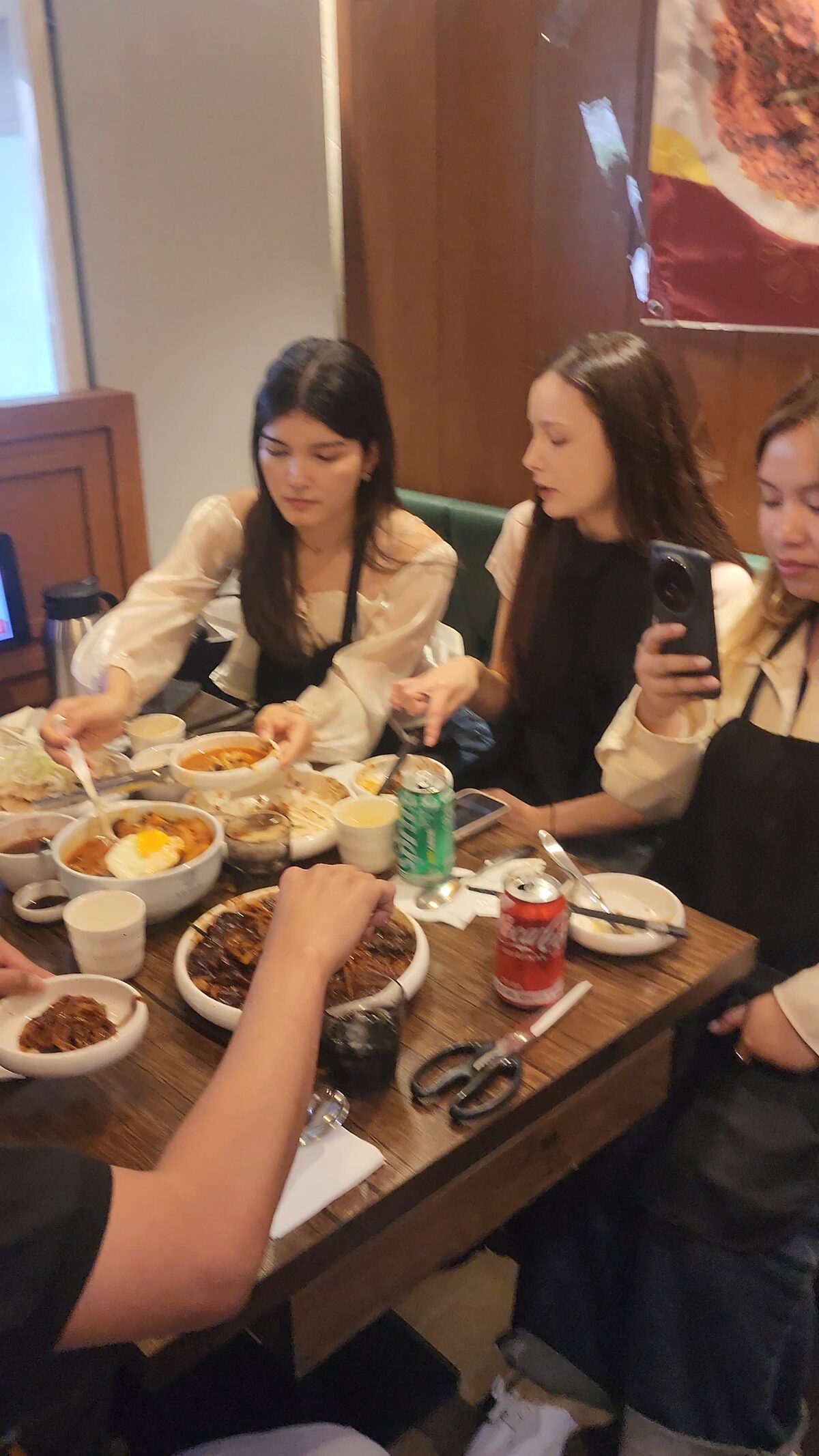 Creators serving and sharing several Chinese dishes at Junghwagaekjansu