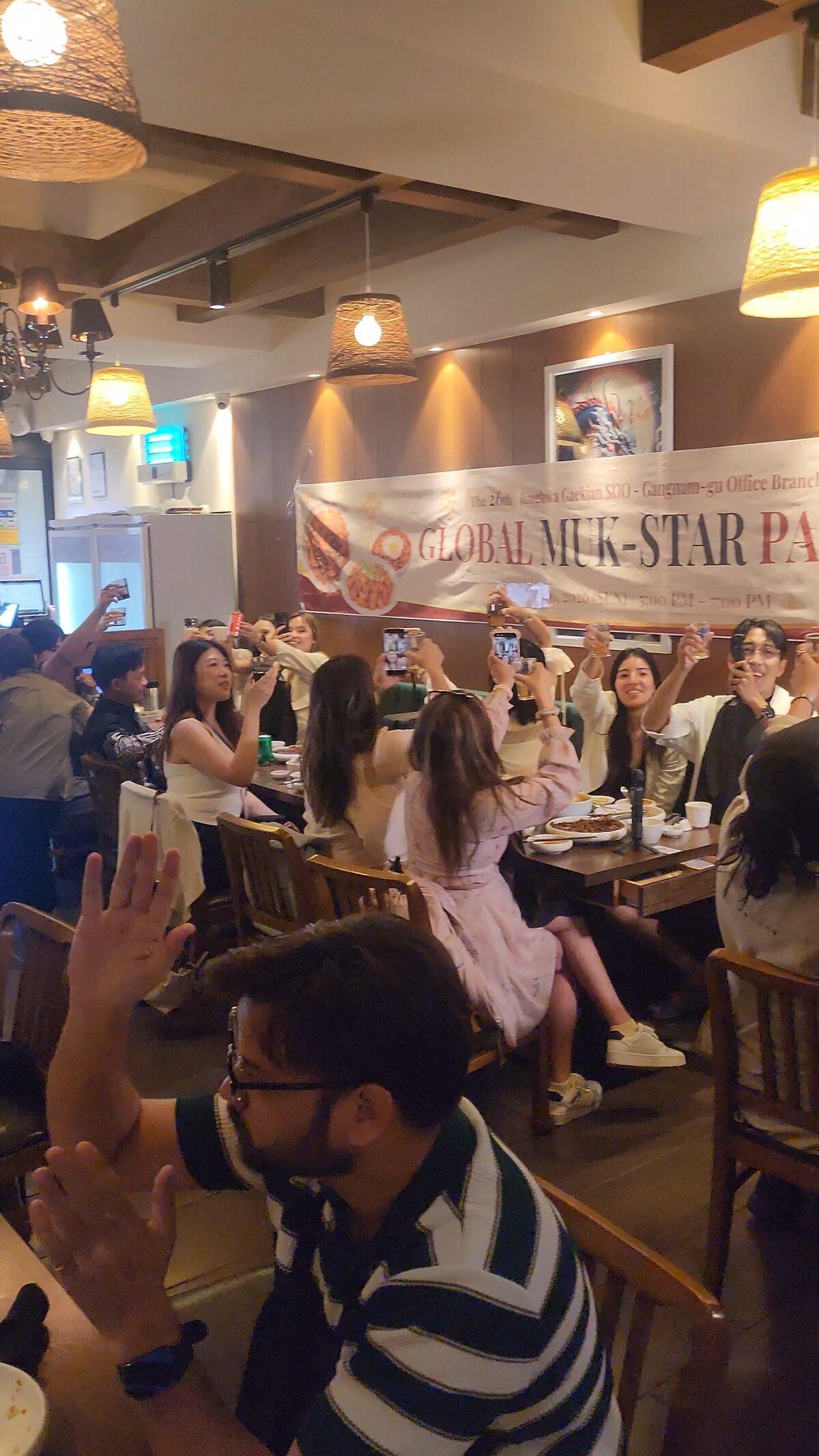 Creators holding up gifts and celebrating together during the Mukstar Party prize session